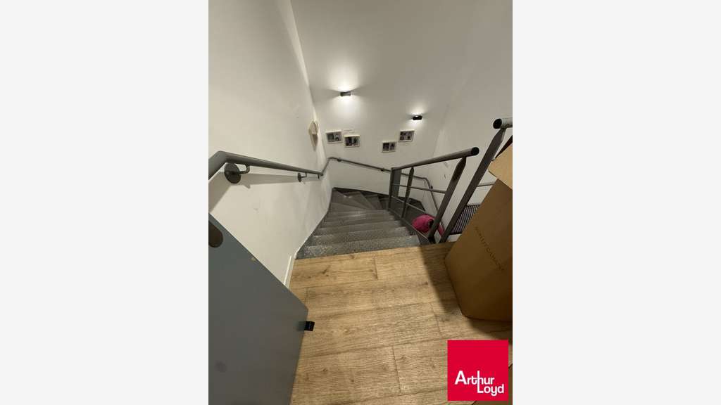 Entrepôt et bureaux de 879m² à louer à Anglet