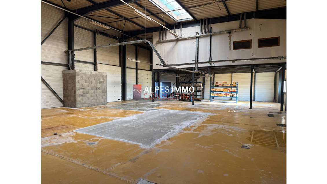 Local d’activité 508m² avec bureaux ZA de Pringy