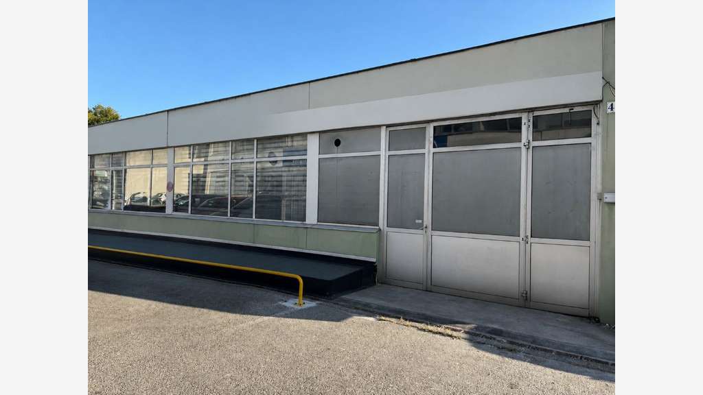 Loue local d'activités de 360m² en ZA à Annecy
