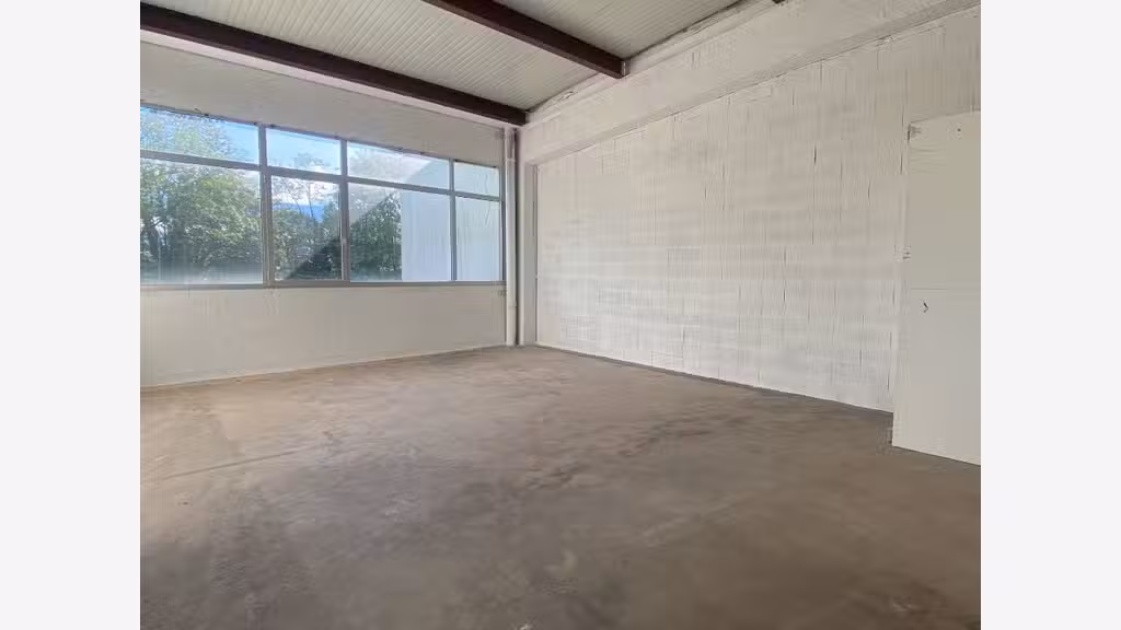 Loue local d'activités de 360m² en ZA à Annecy