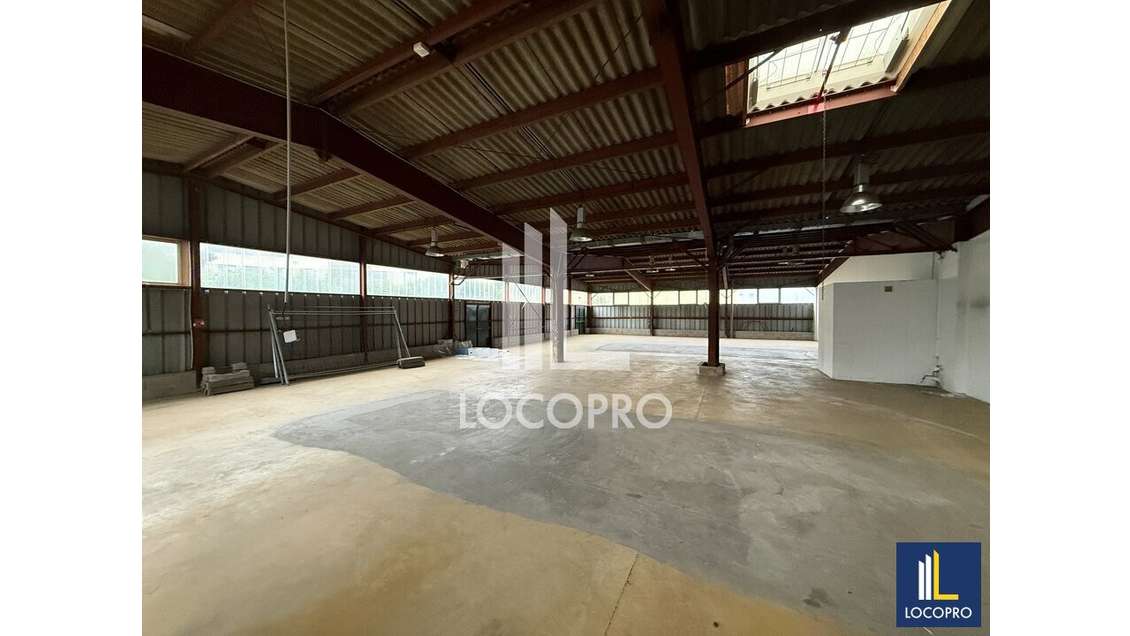 Location local 915m² à Antibes chemin des Combes