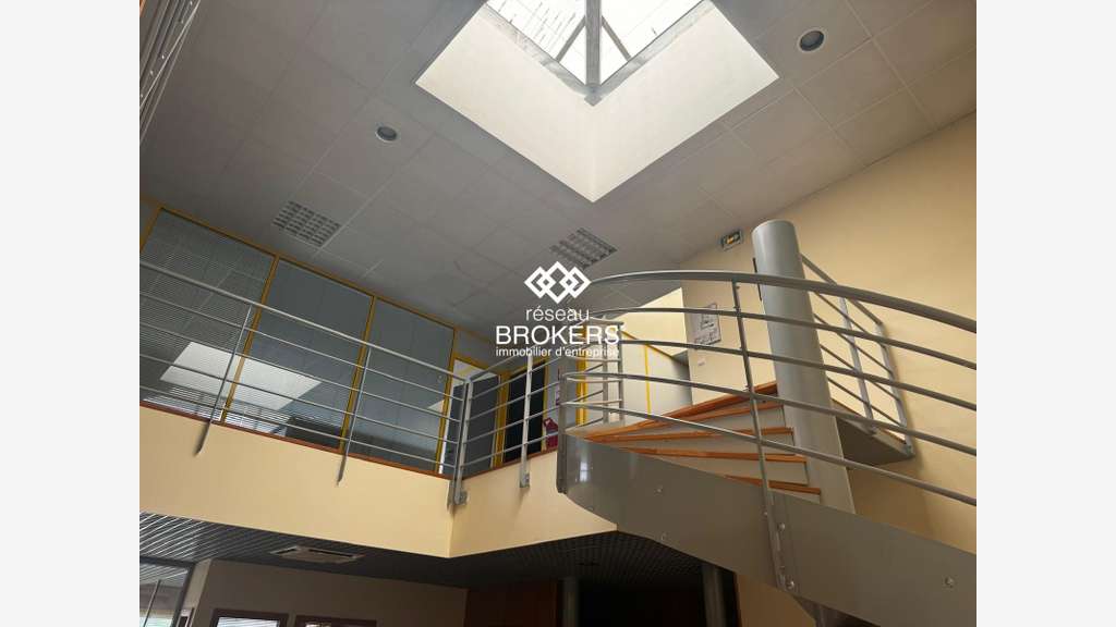 A louer bureaux 400m² + atelier 1200m² à rbent