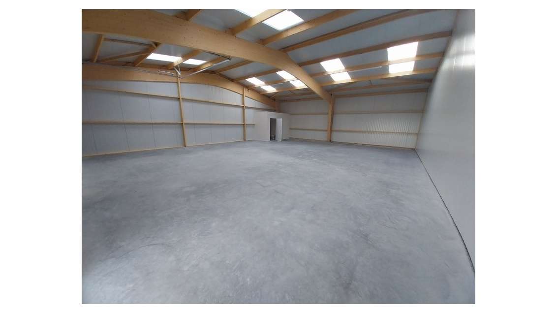 Local artisanal neuf 360m² à louer à Argences
