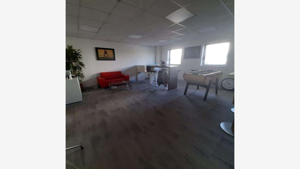 À louer local d'activités 690m² à Argenteuil