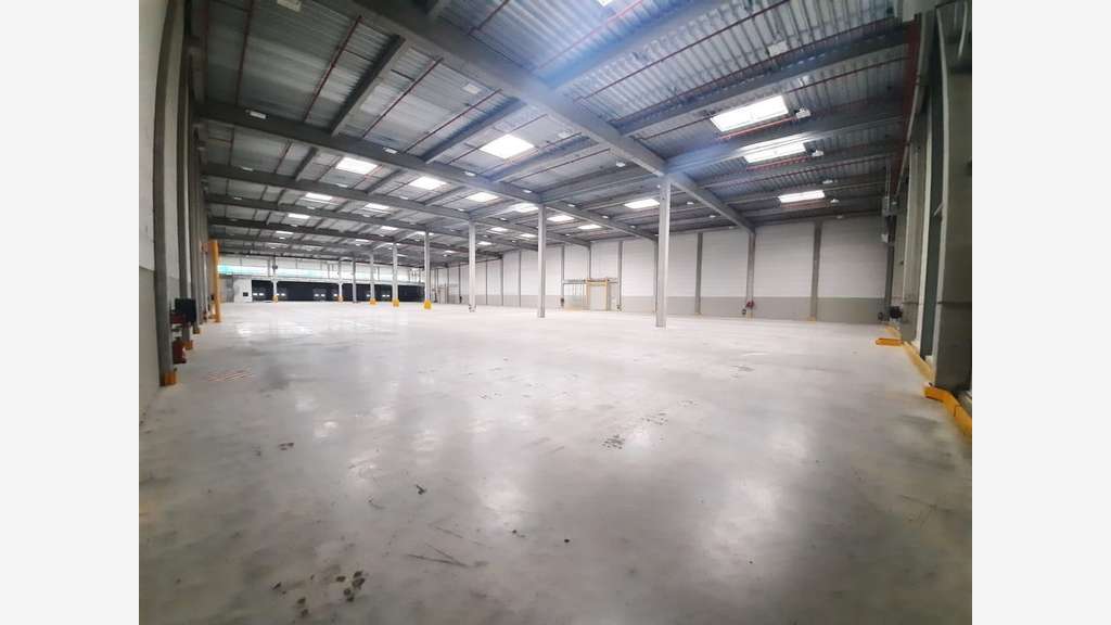 À louer entrepôt logistique de 13 350m² Argenteuil