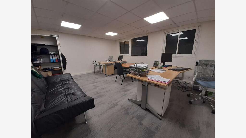 À louer – Local d'activités de 690 m² à Argen