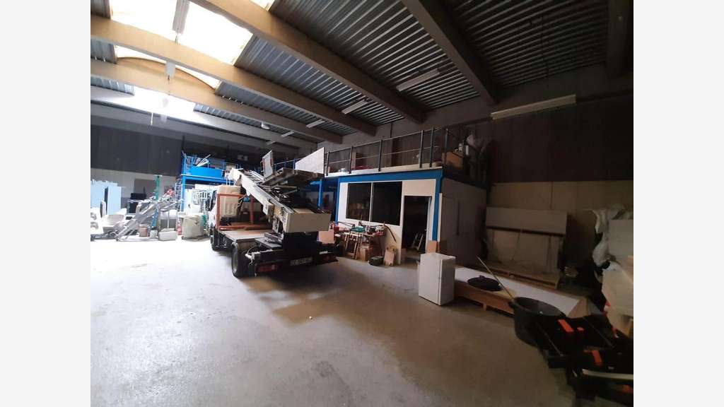 À louer – Local d'activités de 690 m² à Argen
