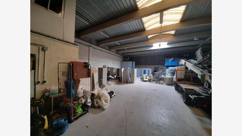 À louer – Local d'activités de 690 m² à Argen