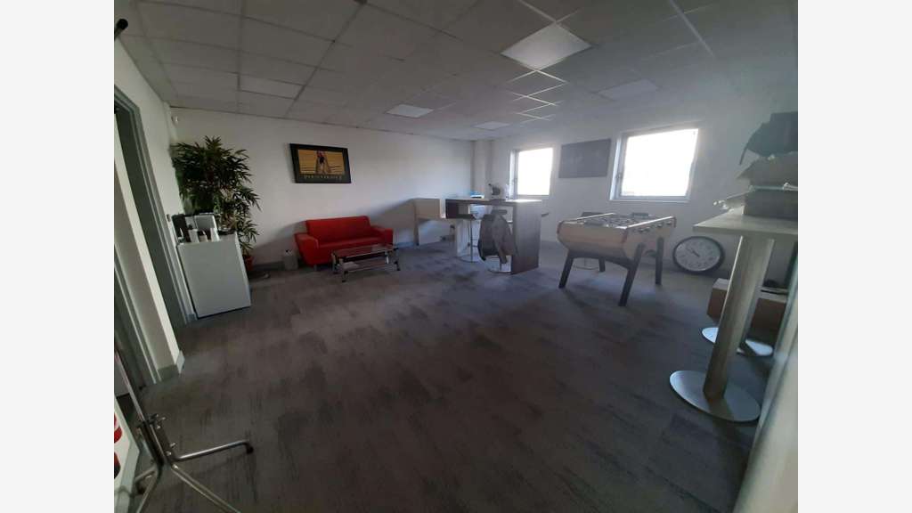 À louer – Local d'activités de 690 m² à Argen