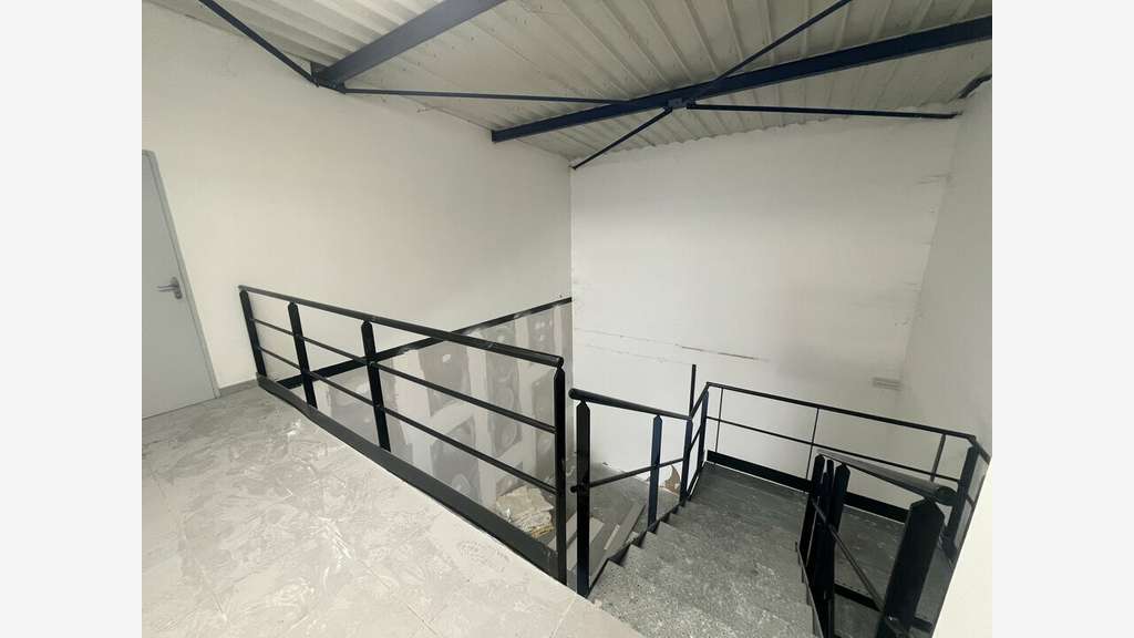 ARLES - MIXTE ACTIVITES-BUREAUX à louer