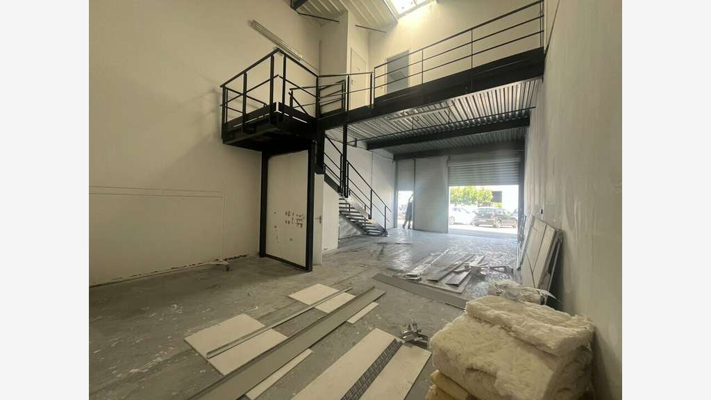 ARLES - MIXTE ACTIVITES-BUREAUX à louer