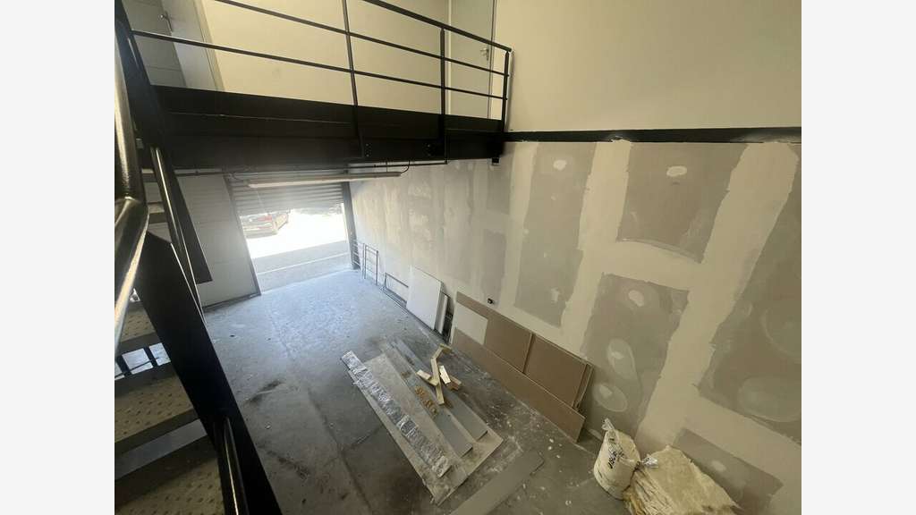 ARLES - MIXTE ACTIVITES-BUREAUX à louer