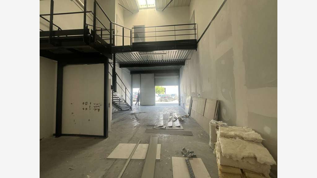 ARLES - MIXTE ACTIVITES-BUREAUX à louer