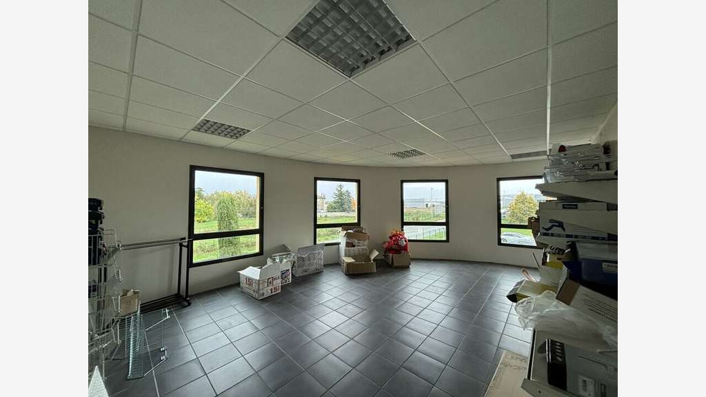 Local d'activité 1440m² à louer à Arnas