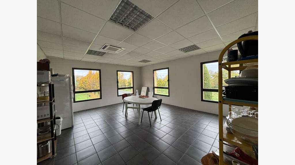 Local d'activité 1440m² à louer à Arnas