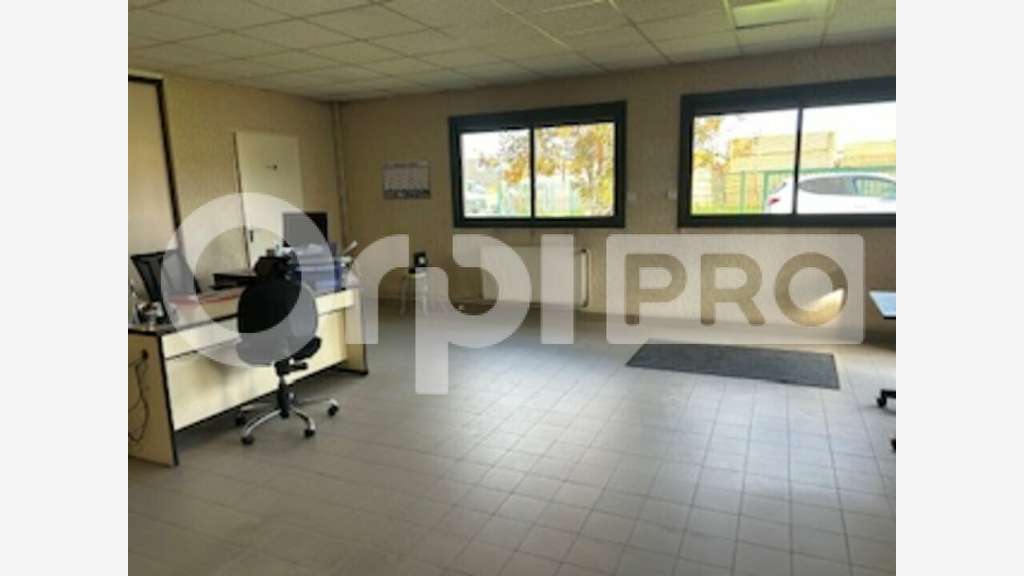 Très beau local d'activité 570m² à louer à Arnas