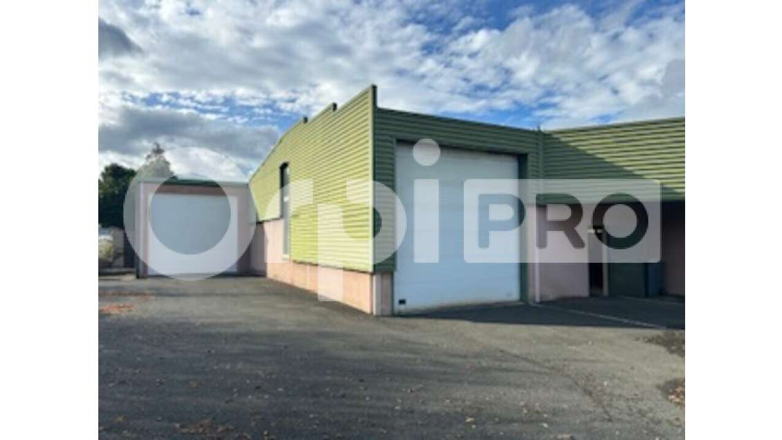 Très beau local d'activité 570m² à louer à Arnas