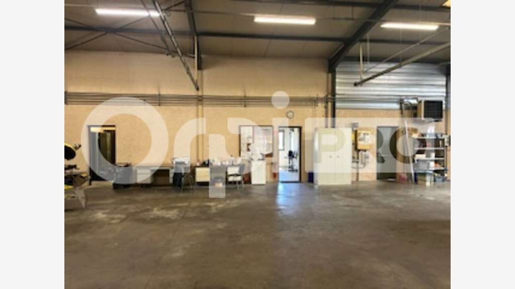 Très beau local d'activité 570m² à louer à Arnas