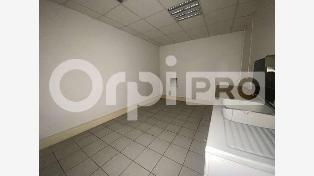 A louer local commercial 92m² à Arnas