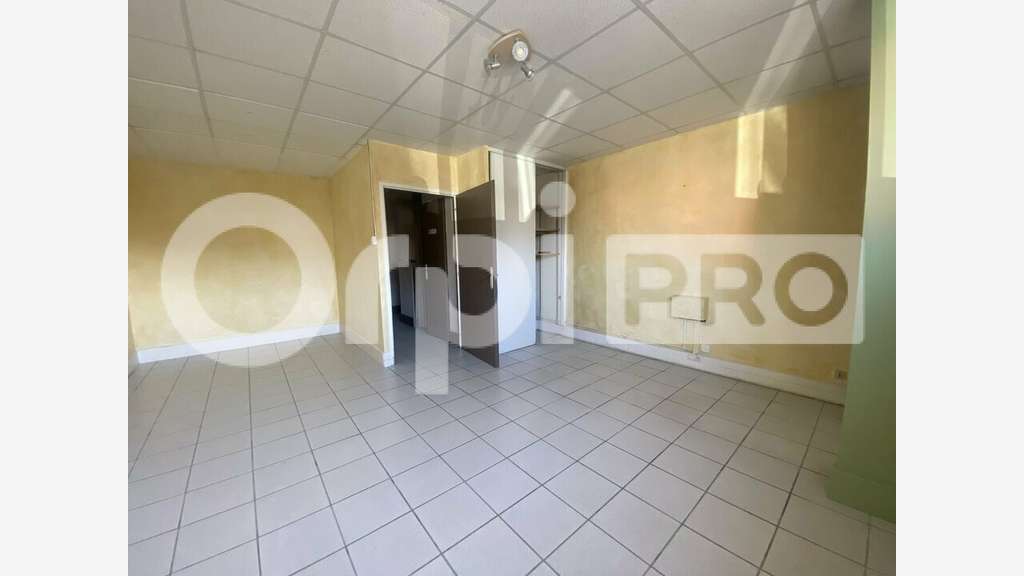 A louer local commercial 92m² à Arnas