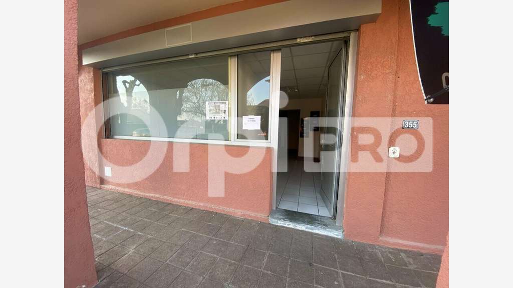 A louer local commercial 92m² à Arnas