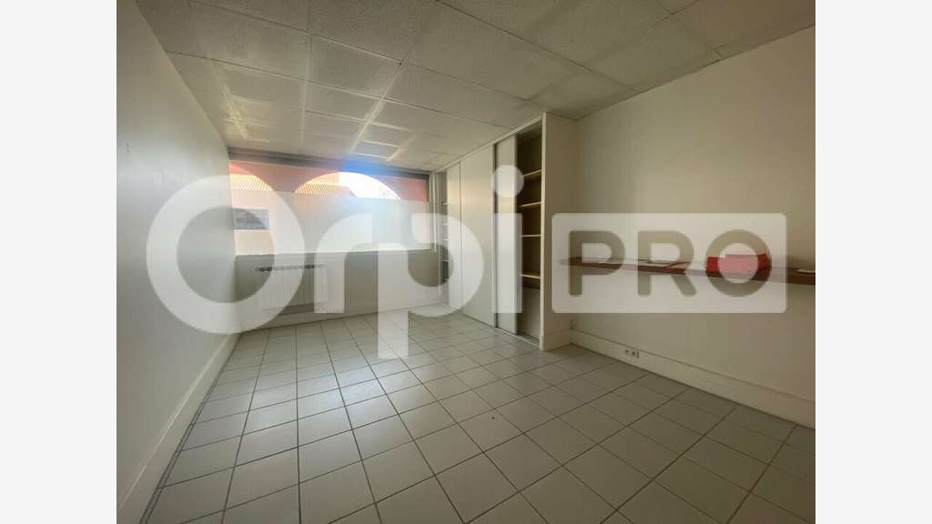 A louer local commercial 92m² à Arnas