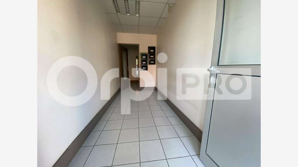 A louer local commercial 92m² à Arnas