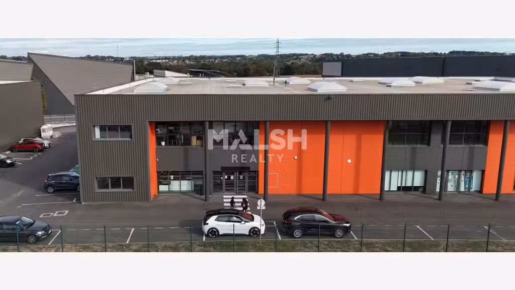 Local d'activités avec bureaux / showroom à ARNAS