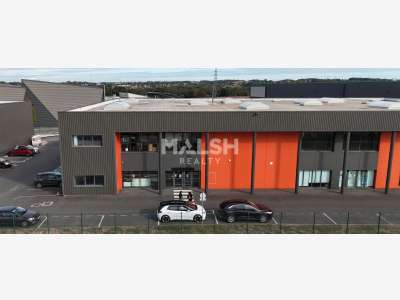 Local d'activités avec bureaux / showroom à ARNAS