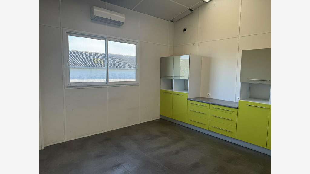 A louer entrepôt 1700m² Artigues-près-Bordeaux
