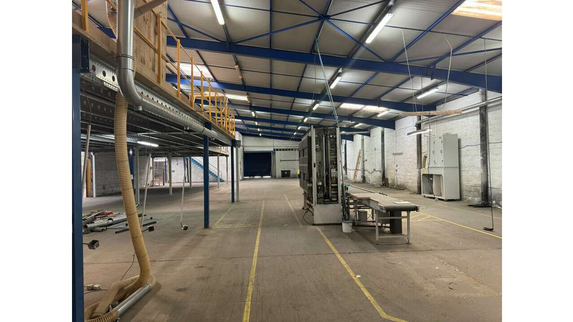 A louer entrepôt 1700m² Artigues-près-Bordeaux