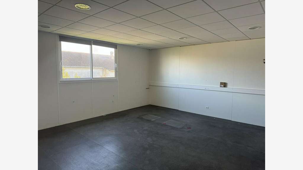 A louer entrepôt 1700m² Artigues-près-Bordeaux