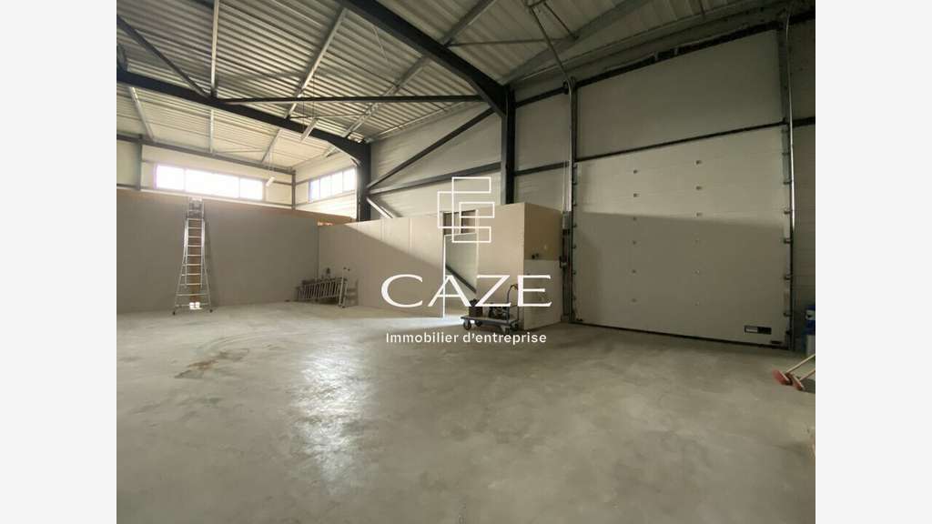 A louer cellule 221m² proche sortie 25 à Artigues