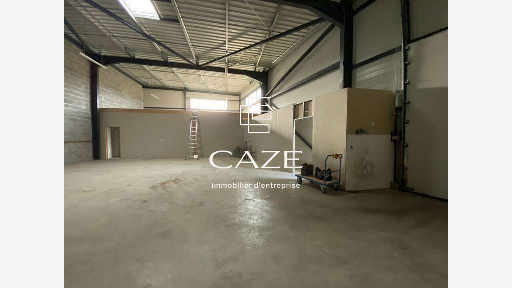 A louer cellule 221m² proche sortie 25 à Artigues