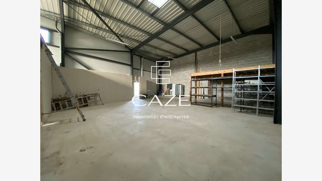 A louer cellule 221m² proche sortie 25 à Artigues