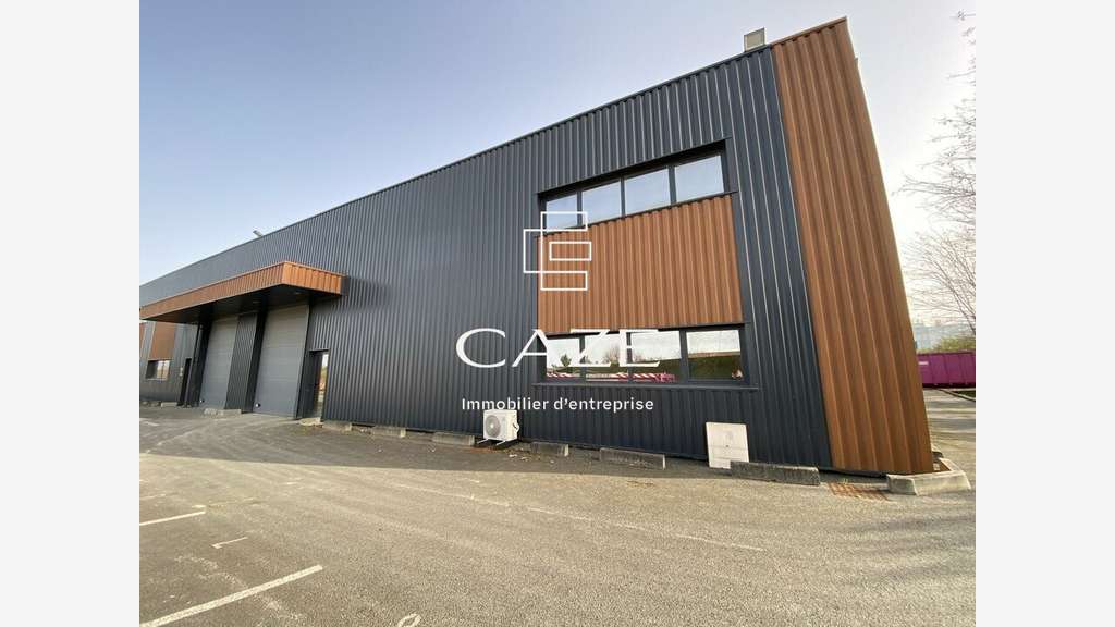 A louer cellule 221m² proche sortie 25 à Artigues