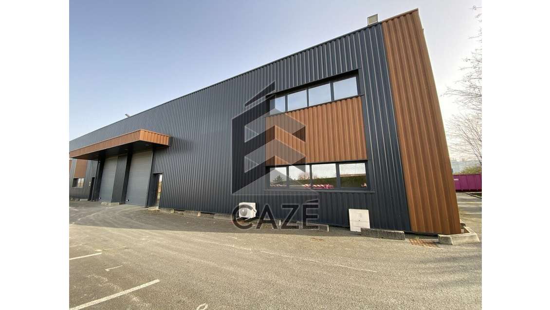 A louer cellule 221m² proche sortie 25 à Artigues