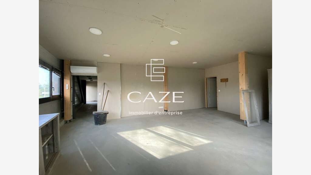 A louer cellule 221m² proche sortie 25 à Artigues