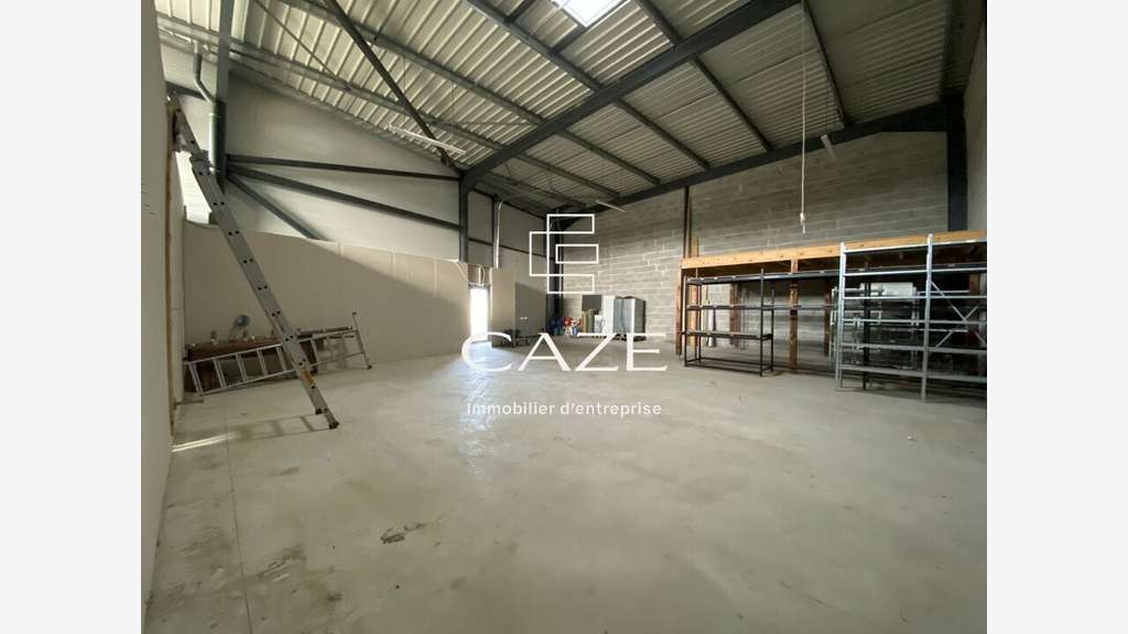 A louer cellule 221m² proche sortie 25 à Artigues