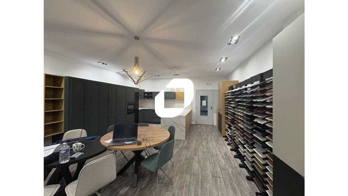 A proximité immédiate de la sortie 25, IMo