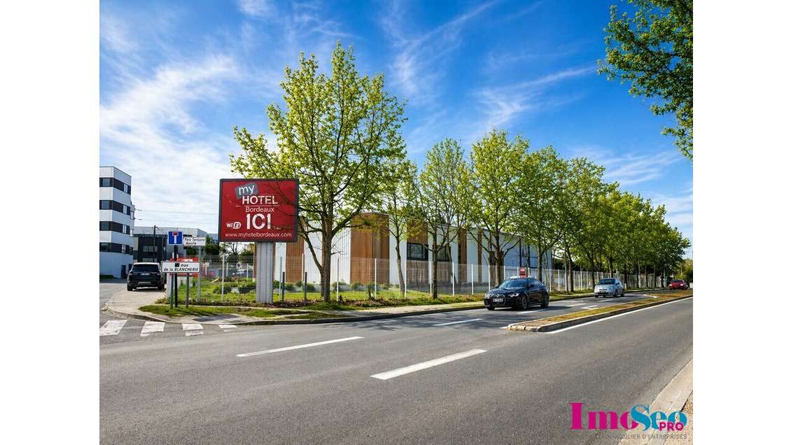 Entrepôt 127m² à louer à Artigues-près-Bordeaux