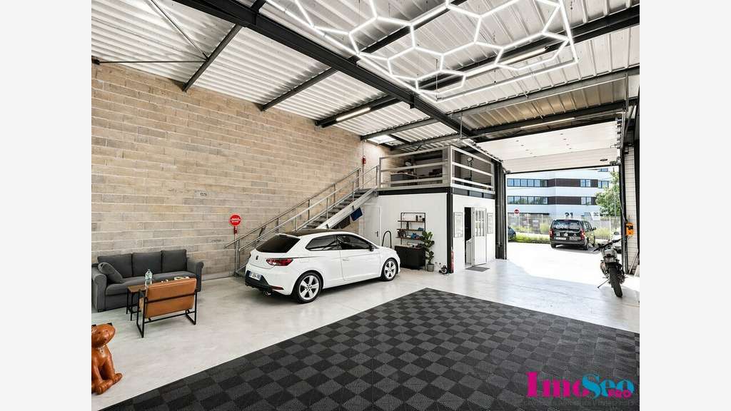 Entrepôt 127m² à louer à Artigues-près-Bordeaux