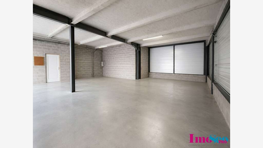 Entrepôt 500m² à louer à Artigues-près-Bordeaux