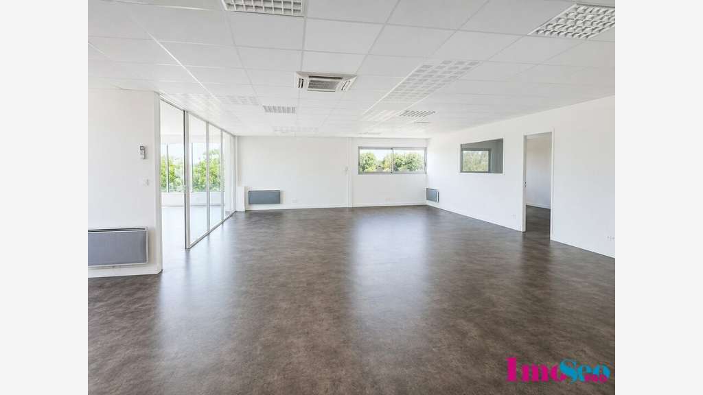 Entrepôt 500m² à louer à Artigues-près-Bordeaux