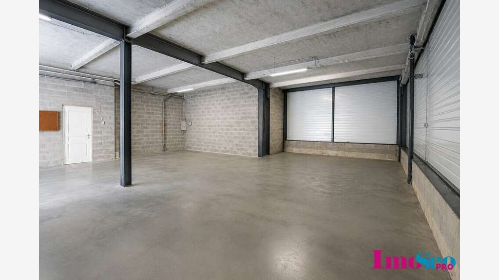 Entrepôt 500m² à louer à Artigues-près-Bordeaux