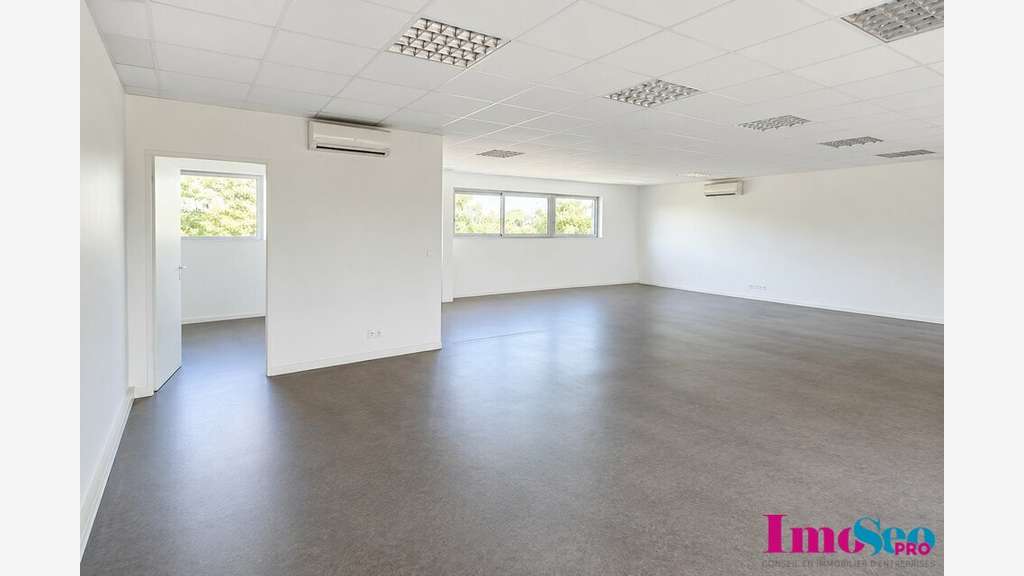Entrepôt 500m² à louer à Artigues-près-Bordeaux
