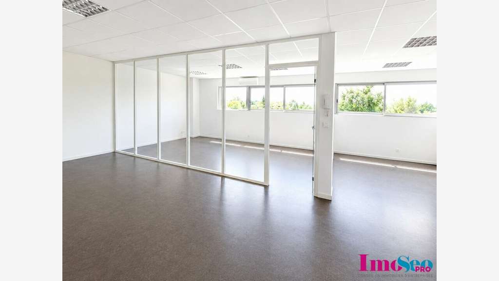 Entrepôt 500m² à louer à Artigues-près-Bordeaux