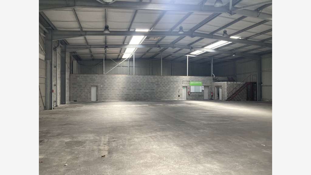 Batiment Indépendant 900 m² entrepôt/activité