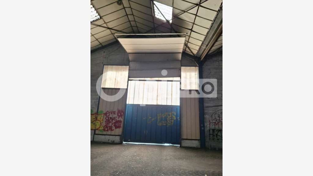 Loue locaux d'activité de 500 à 2850m² à Attichy