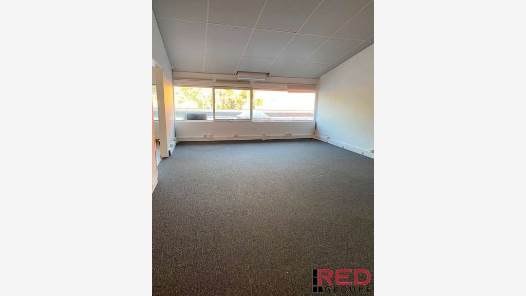 A louer local 199m² R+1 zone des Paluds à Aubagne